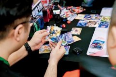 好比客岁5月发布首套珍藏卡牌的泡泡玛特；其间