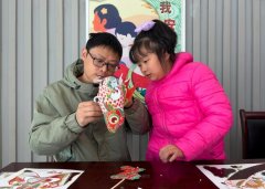 （洪愿程曦文/图）伴随孩子前来的家长胡琴暗示